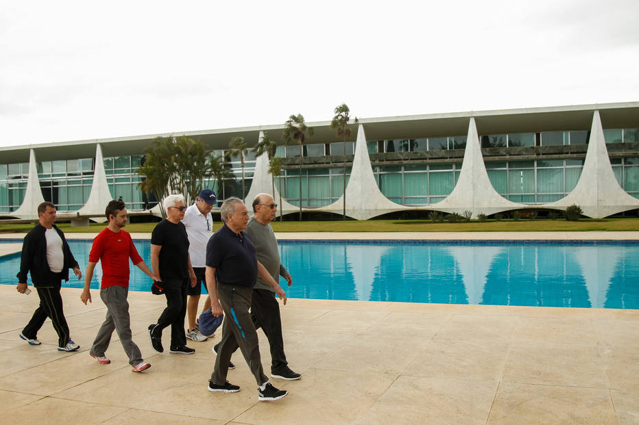 Presidente Temer caminha com Ministros 