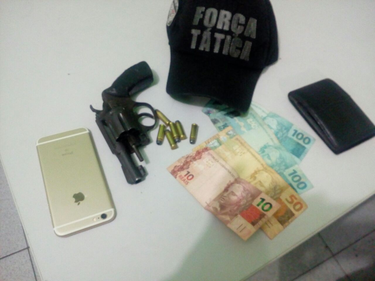 Objetos encontrados com os acusados