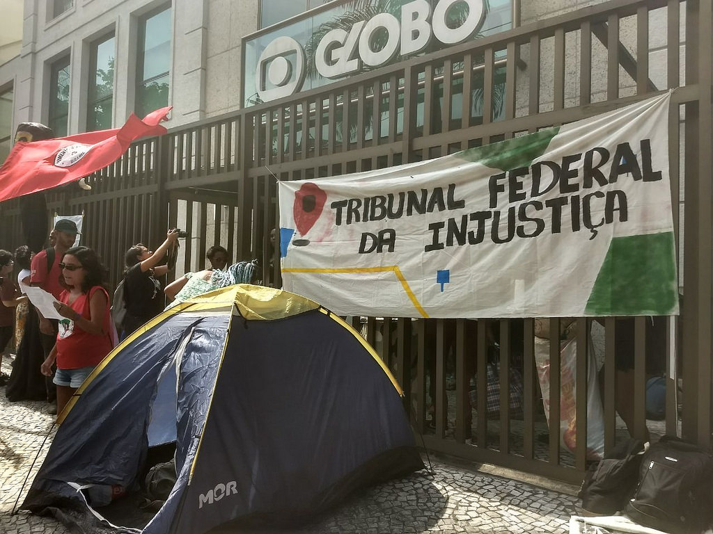 Manifestantes criticam Justiça em ato pró-Lula