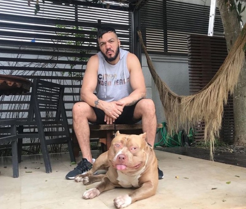 Cantor Belo posa junto com seu pitbull