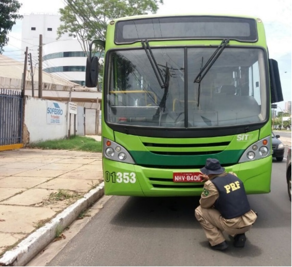 Ônibus apreendido pela PRF com placas clonadas 
