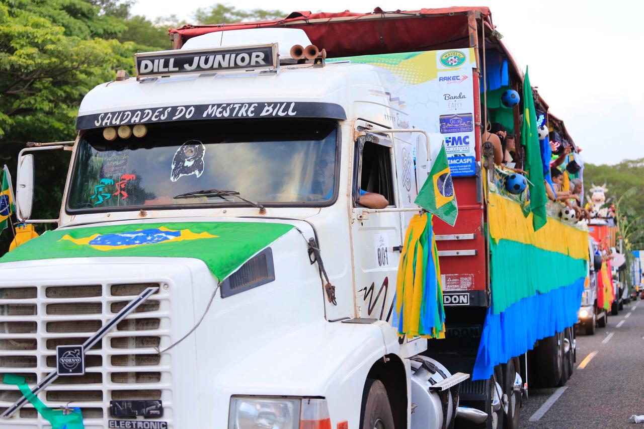Tradicional desfile de caminhões é o carro-chefe do Corso