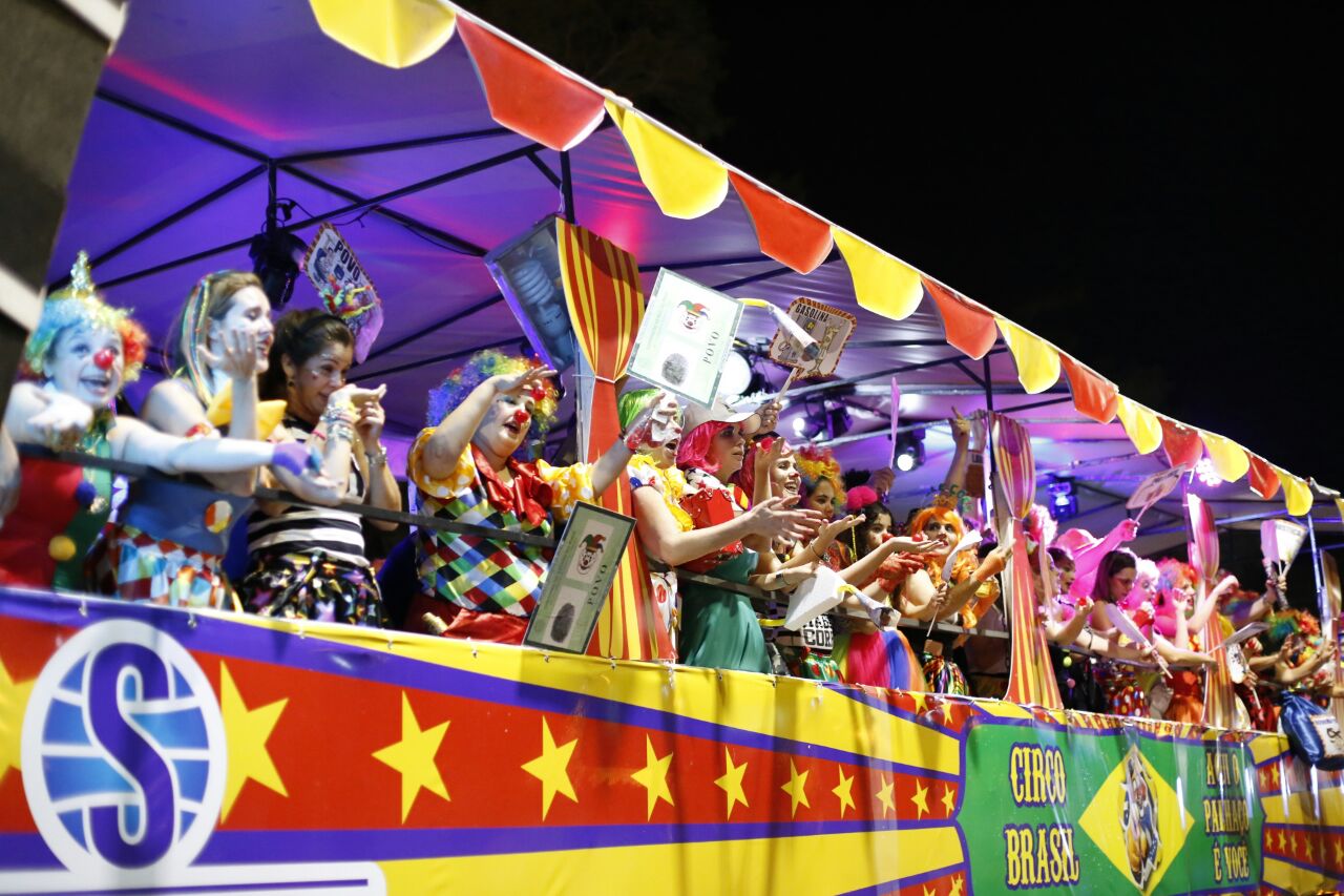 Um dos 28 caminhões que passaram pela avenida