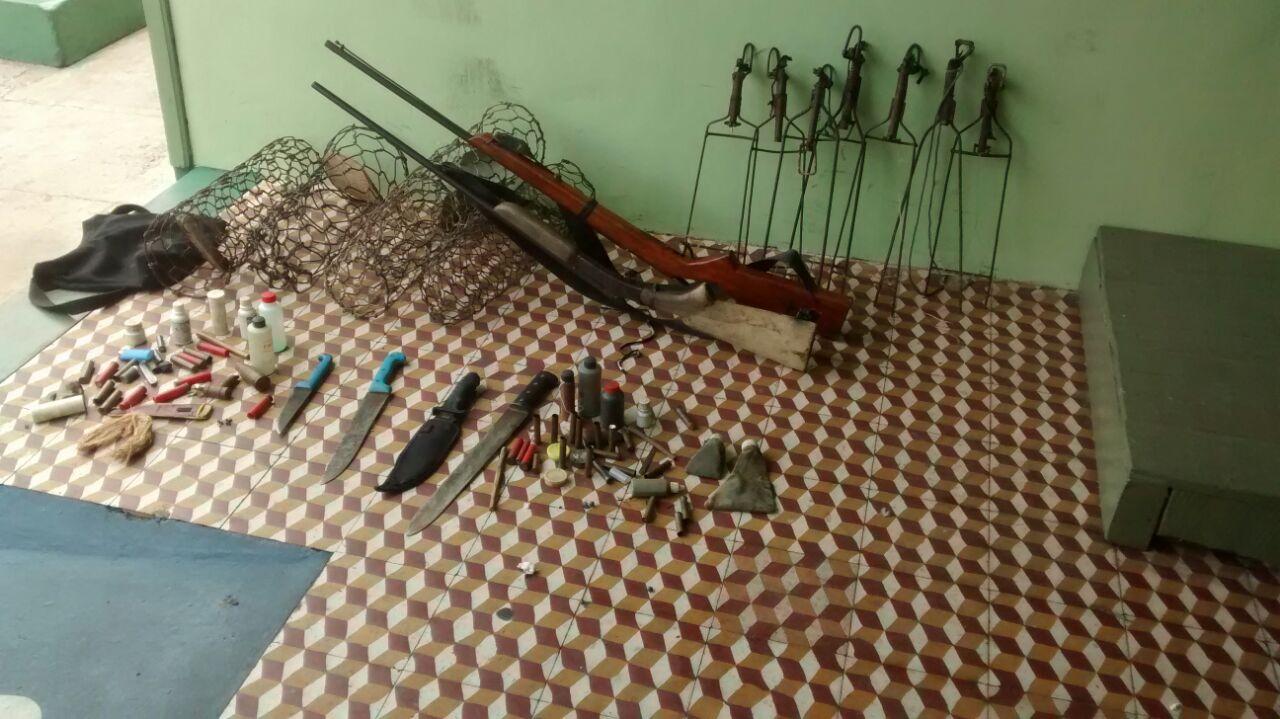 Material apreendido durante a ação da Polícia Militar