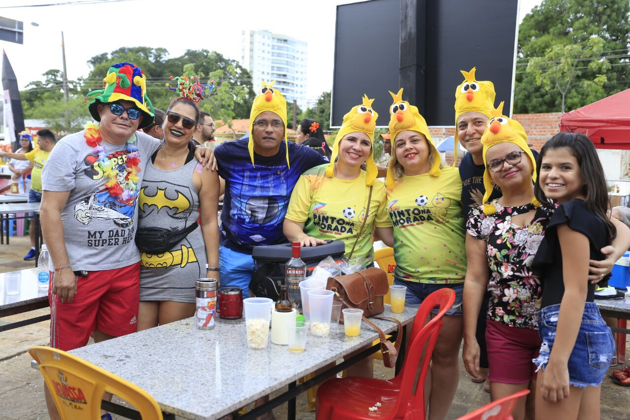 Familiares e amigos se reúnem para curtir o bloco Pinto da Morada