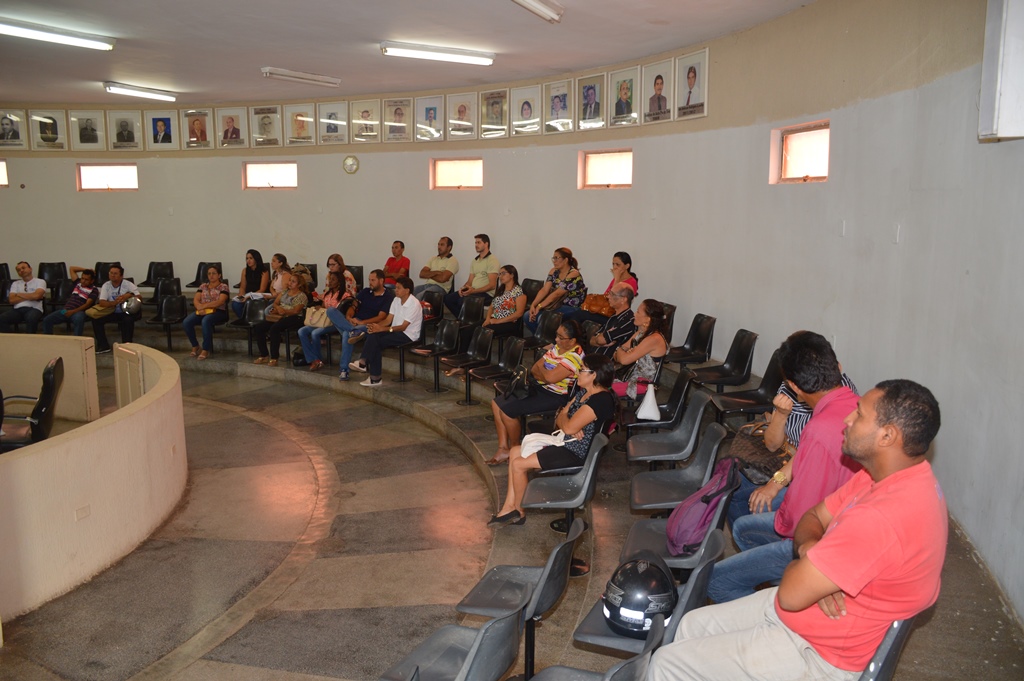 Servidores participam de assembleia