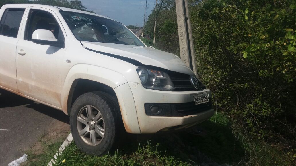 Condutor perdeu o controle do veículo e bateu em um poste na BR 343