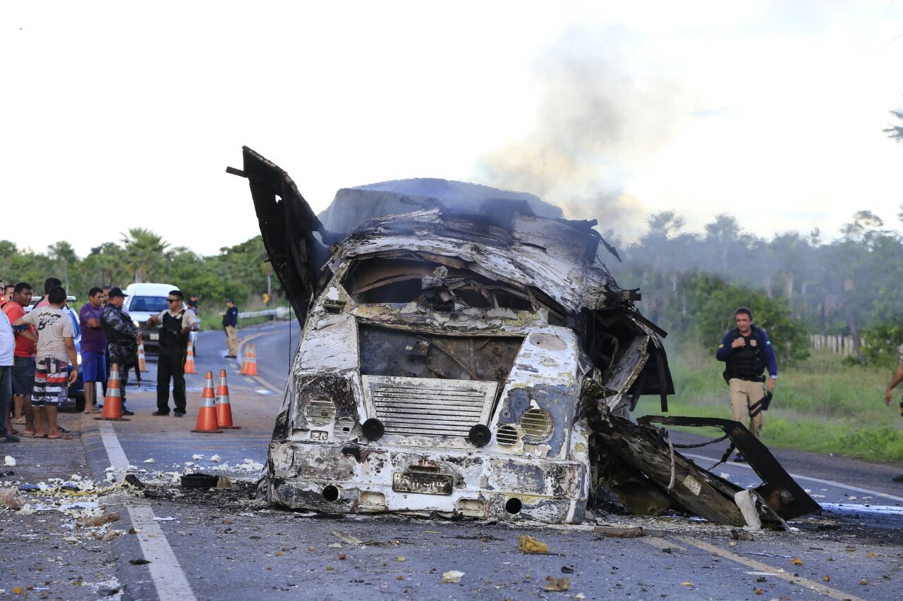 Carro-forte da Prosegur ficou completamente destruído na BR 343 entre Altos e Campo Maior