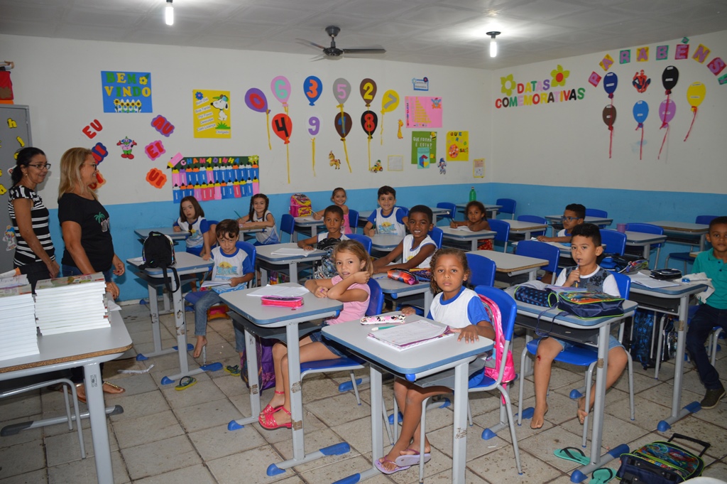 Alunos da Escola Padre Madeira no primeiro dia de aula