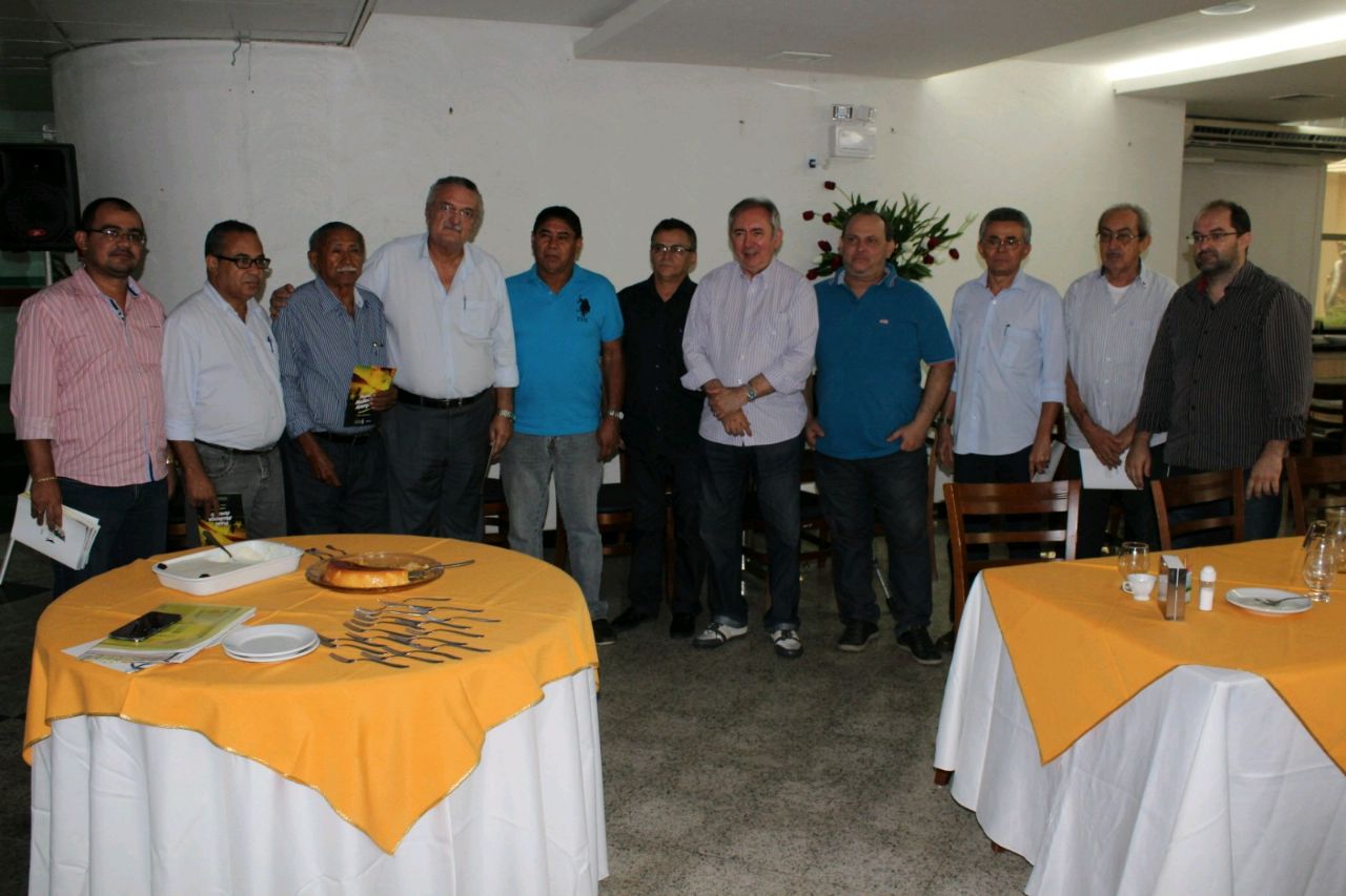 João Henrique de Almeida Sousa com lideranças no interior do estado