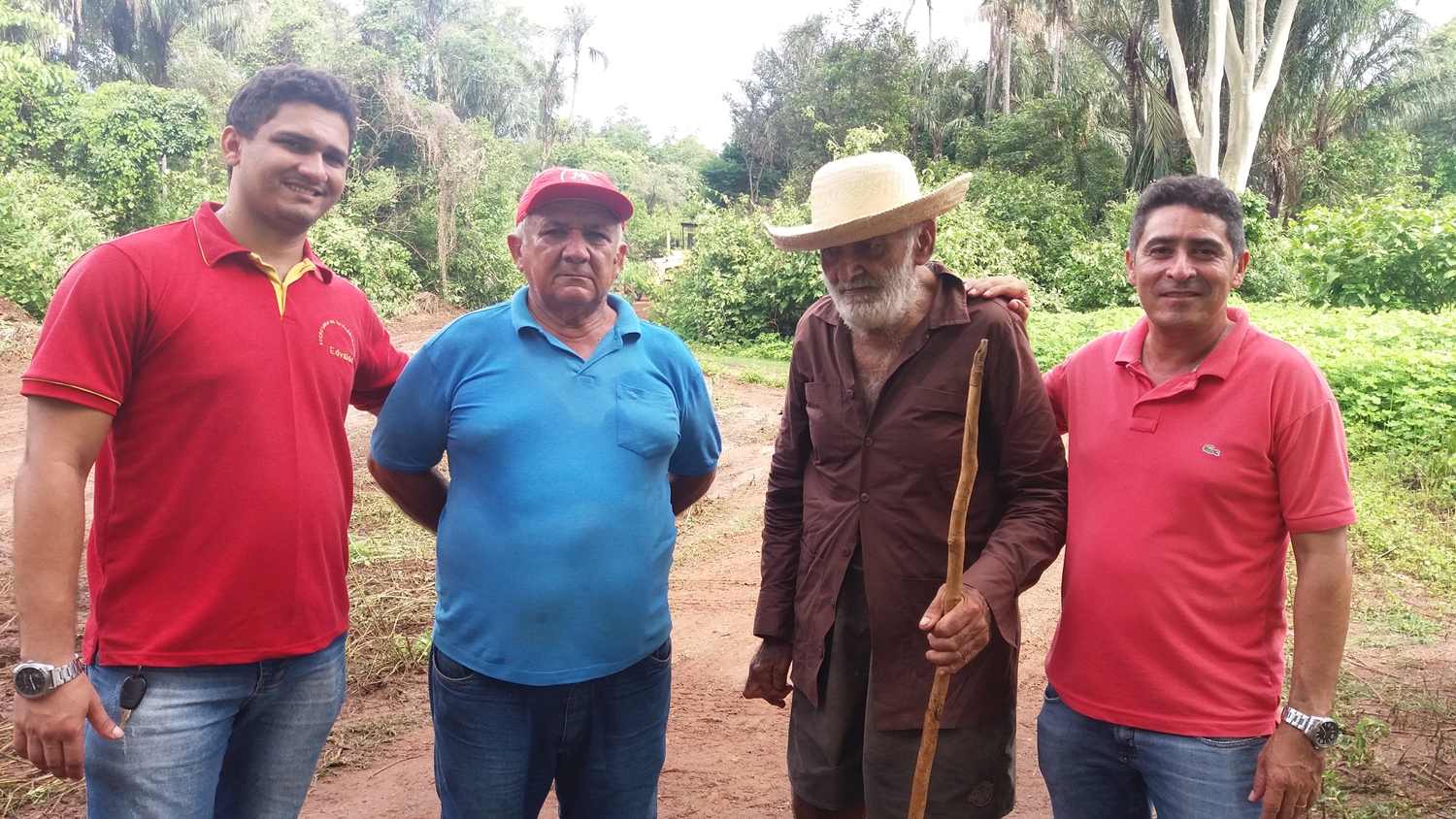Equipe responsável pelas obras no local com o morador