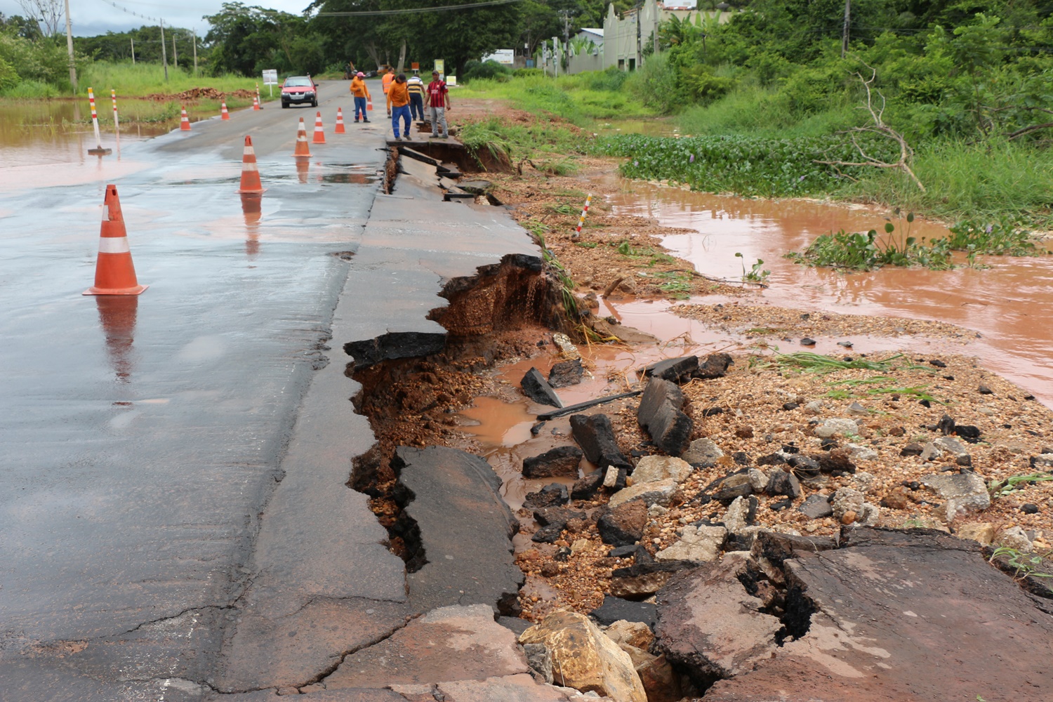 Acostamento desabou e casou grande congestionamento