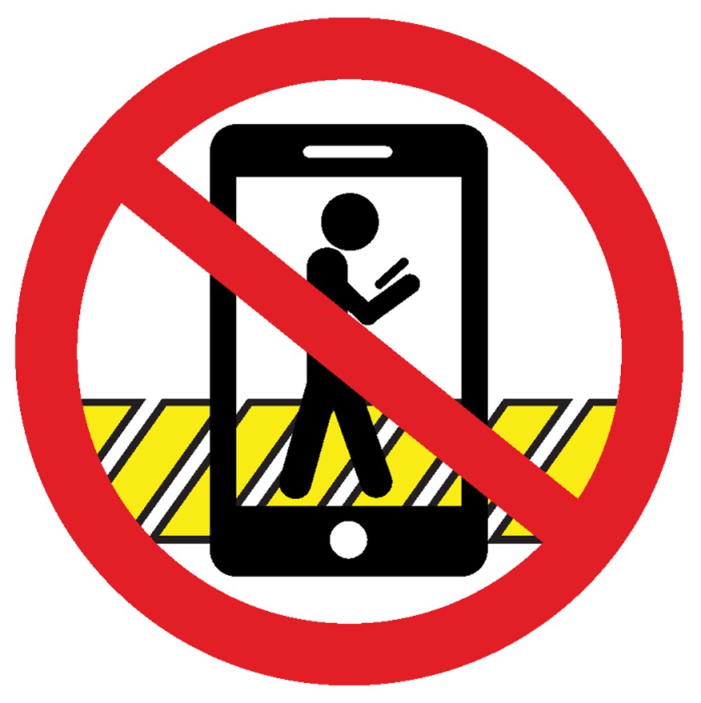 Está proibido atravessar a rua digitando mensagens, falando ao celular ou usando fones de ouvido