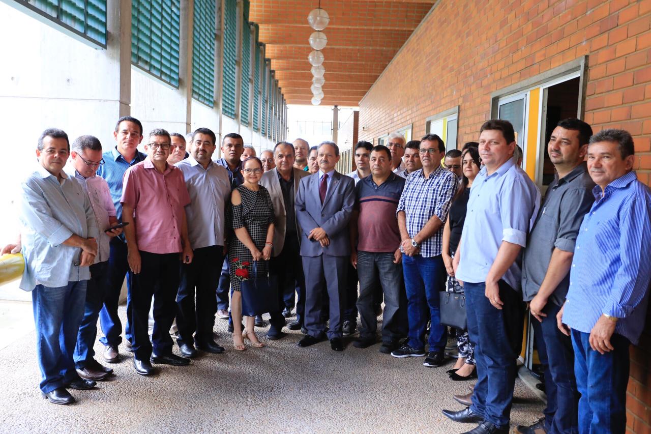Prefeitos e lideranças políticas durante encontro na Assembleia Legislativa