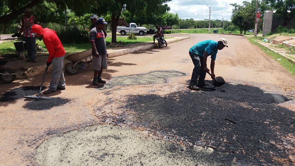 Homens trabalhando na operação tapa buraco em Esperantina
