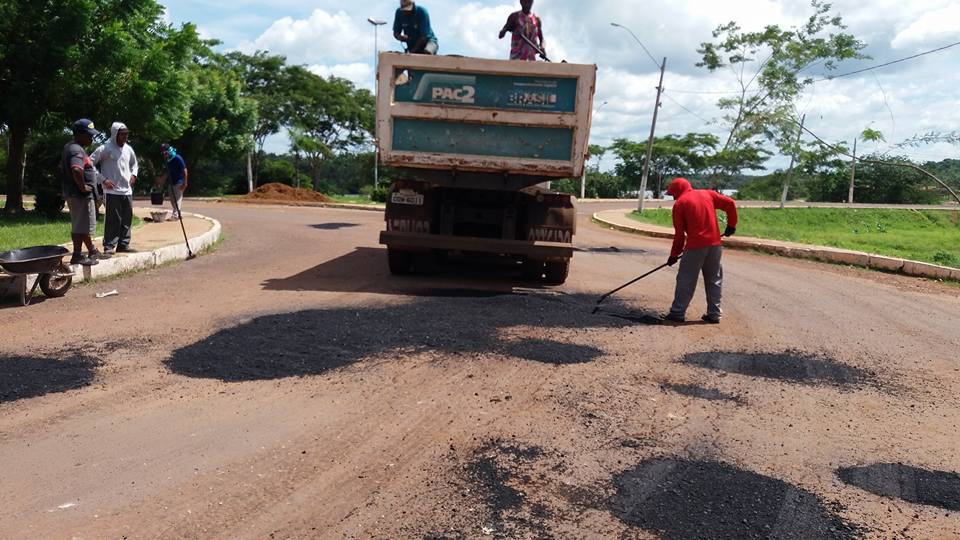 Operação tapa buraco em Esperantina