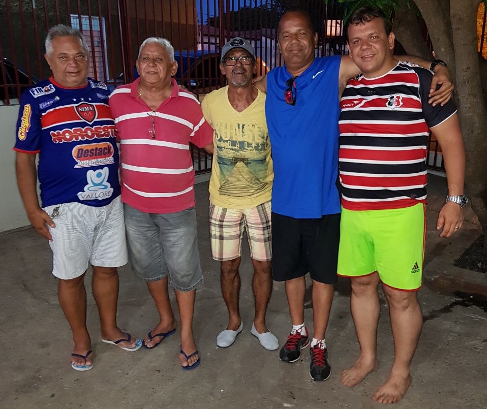 Sima, de camisa amarela, (ao centro) entre os amigos