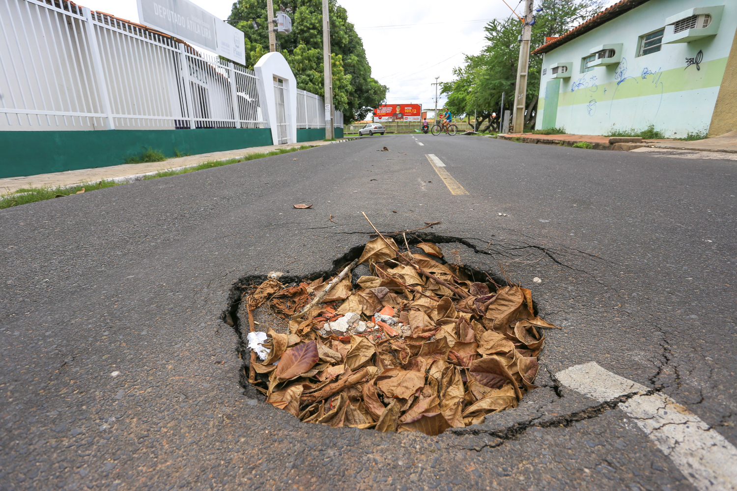 Moradores reclamam de buracos no bairro Dirceu II