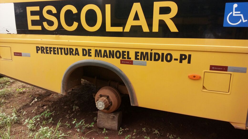 Ônibus tiveram os pneus retirados