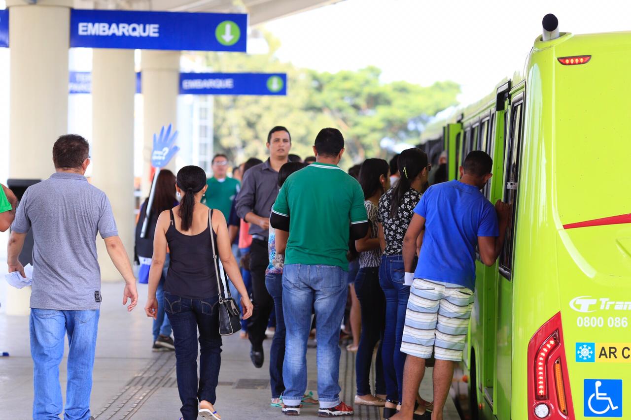 Passageiros a espera dos ônibus na zona sul de Teresina