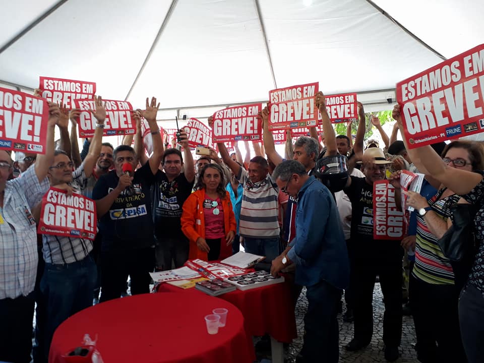 Protesto em frente a Eletrobras