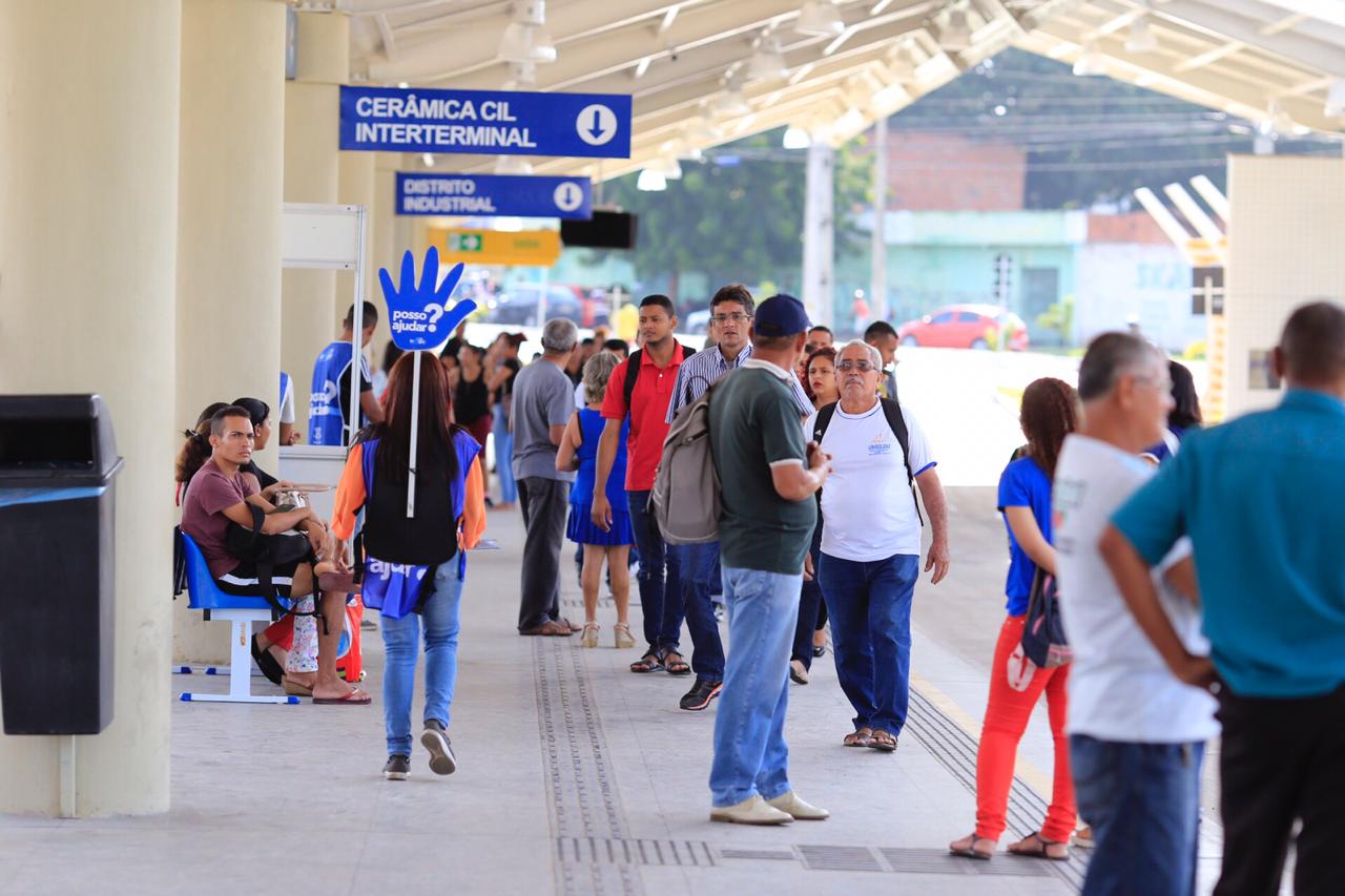 Usuários no Terminal de Integração do Parque Piauí em Teresina
