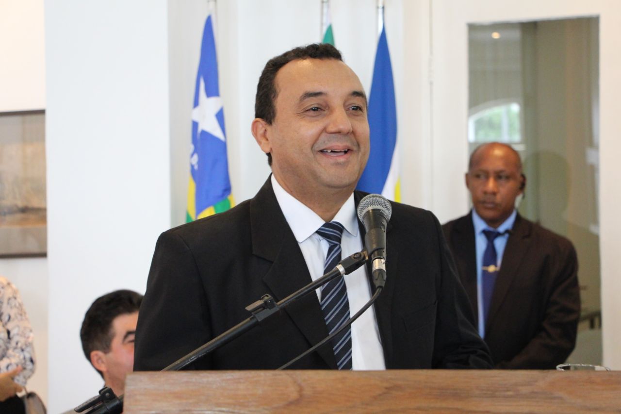 Reitor Nouga é reconduzido ao cargo