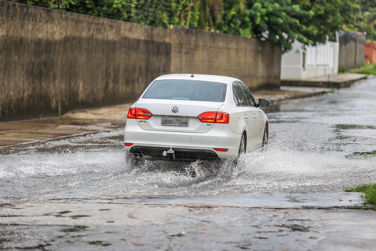 Chuva deixa diversas ruas alagadas 