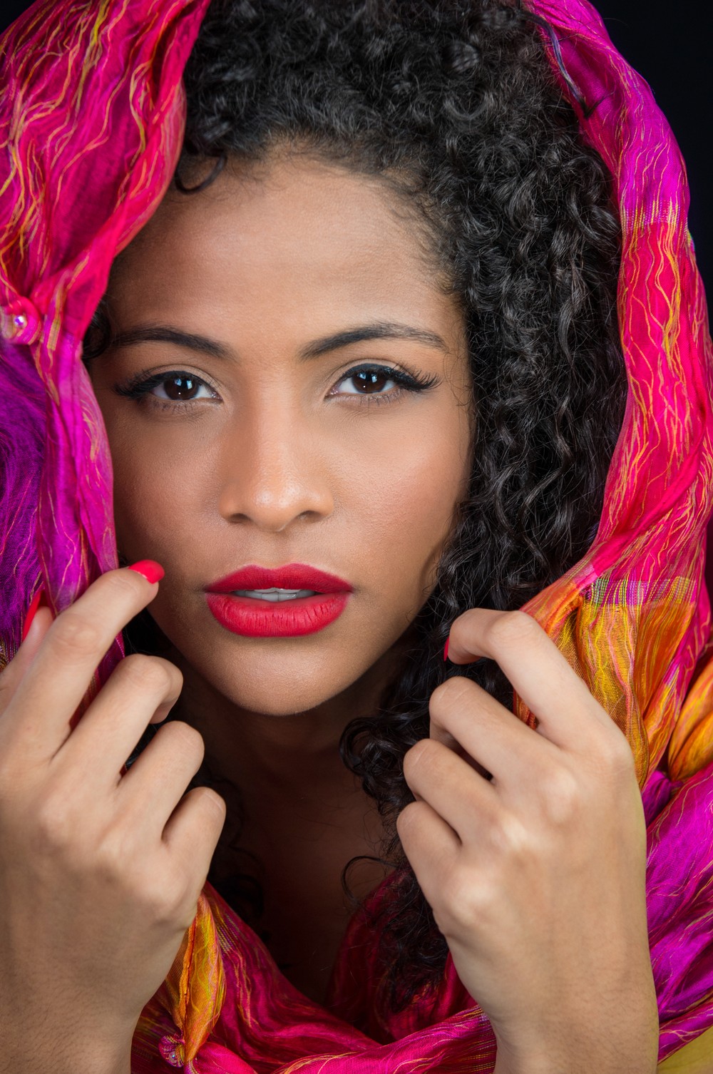 Monalysa Ancântara representa a beleza da mulher brasileira em exposição.