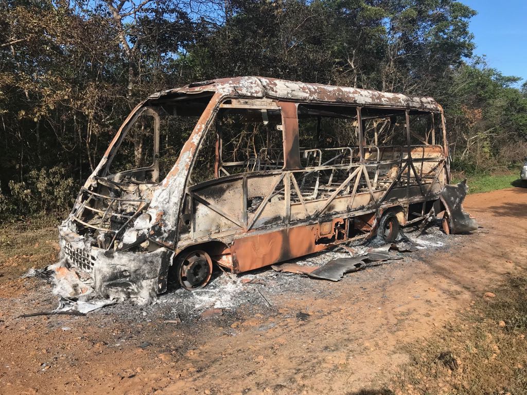 Ônibus escolar que pegou fogo em Sigefredo Pacheco