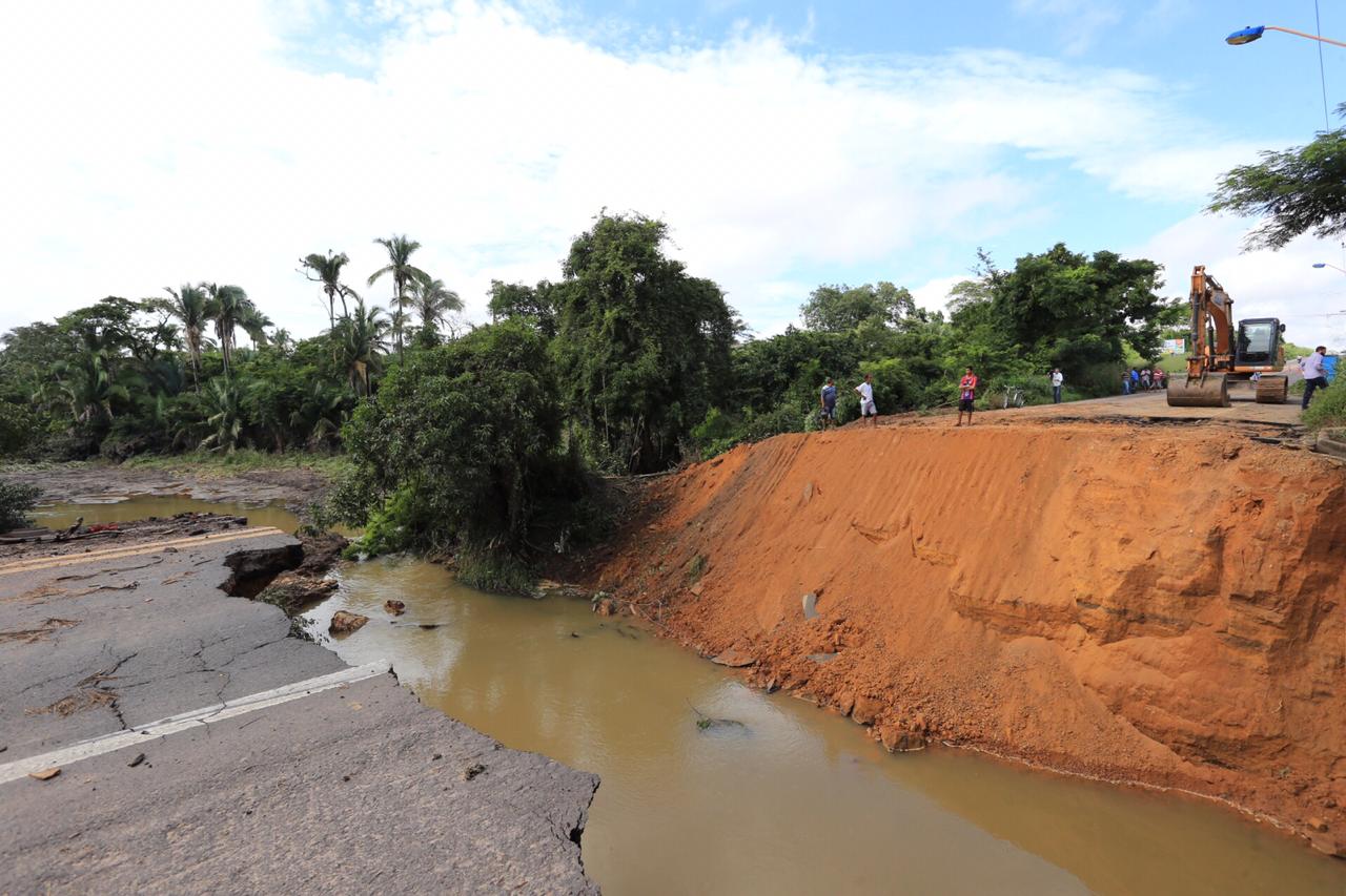 Cratera localizada em trecho da BR-343