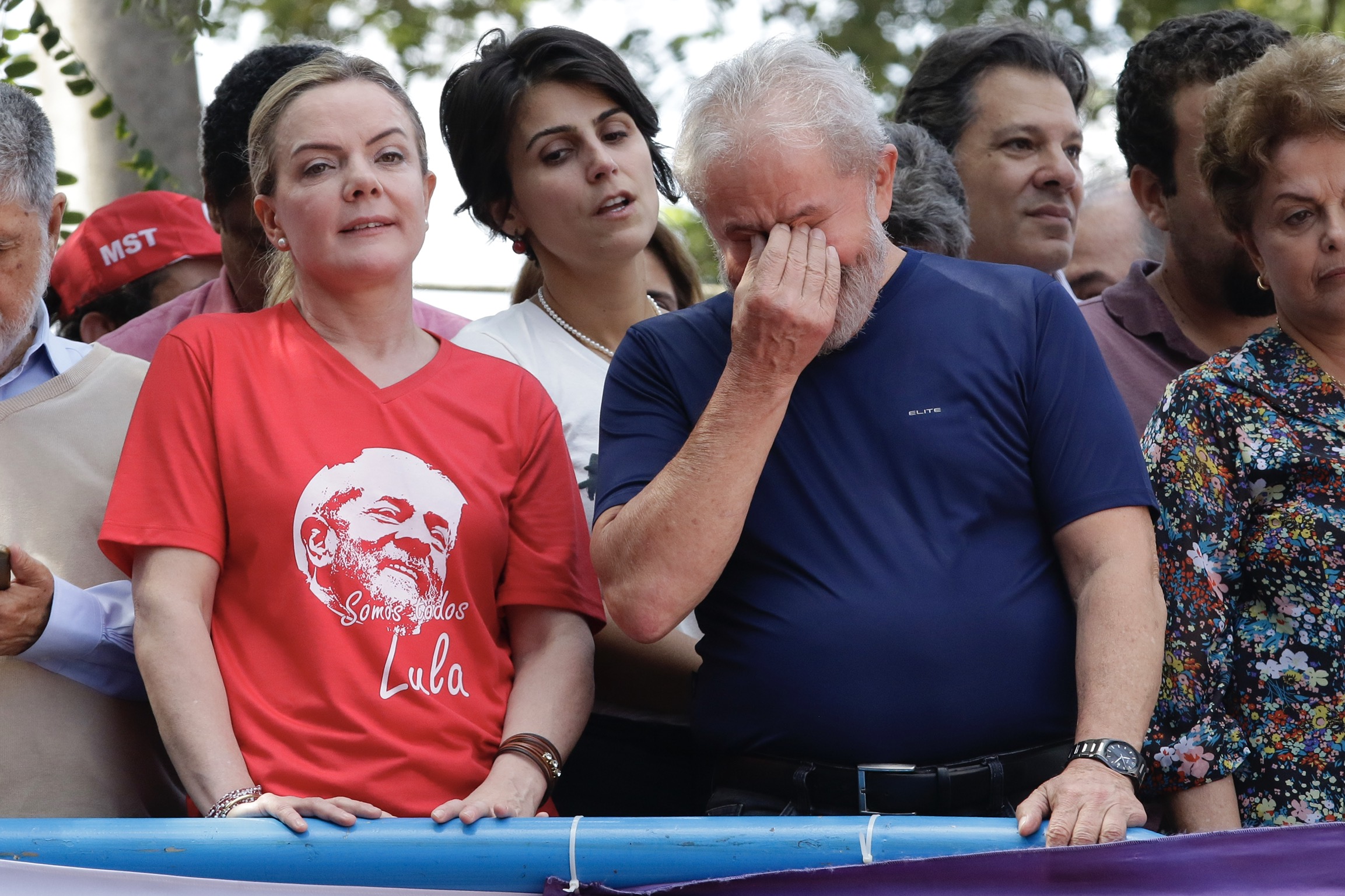 Lula diz que vai se entregar à PF