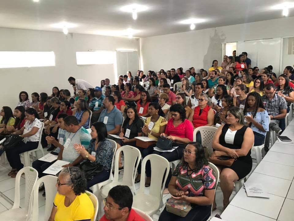 Vários profissionais da área da Educação compareceram