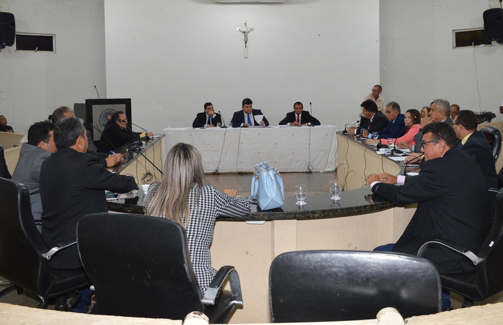 Para votação do projeto foram realizadas duas sessões