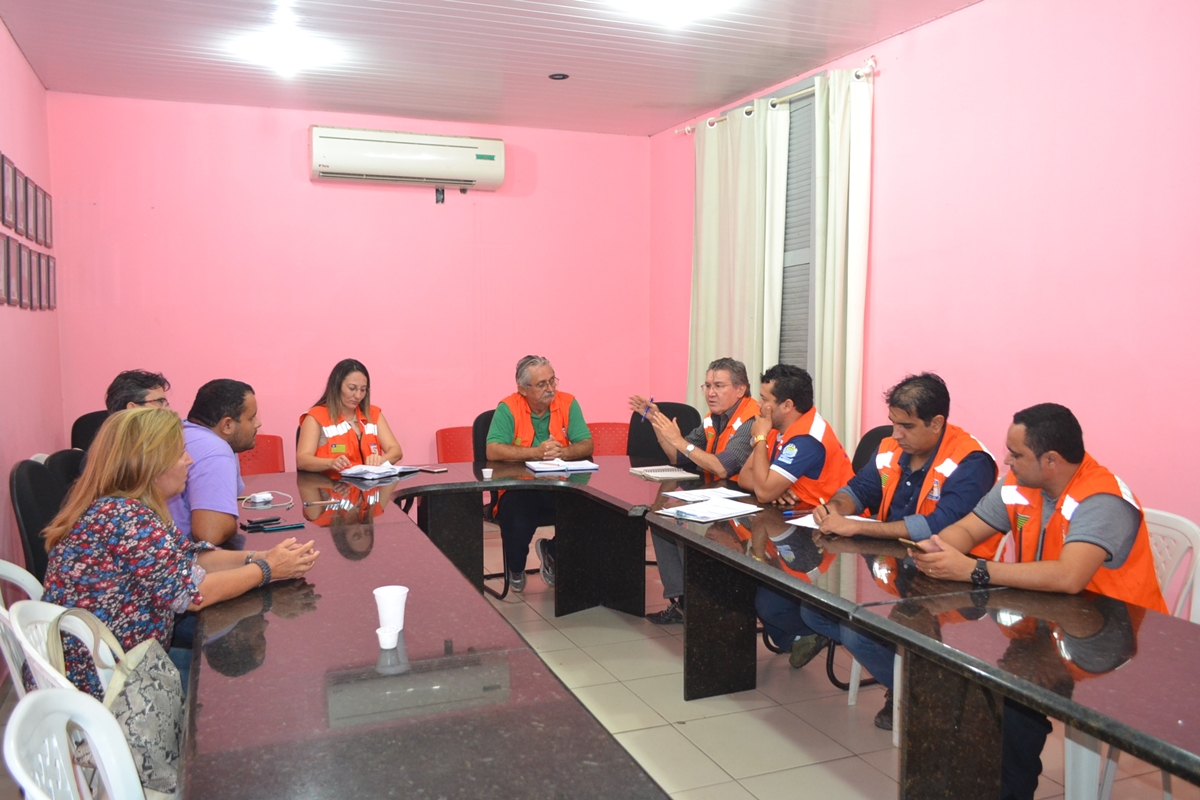 Equipe da Defesa Civil reunida