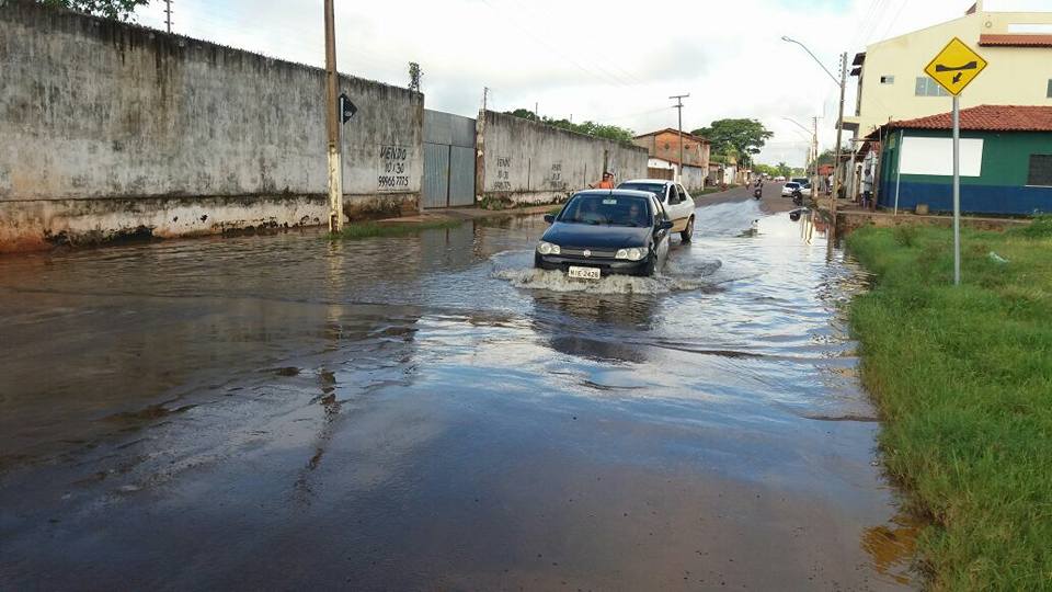 Rua de Esperantina alagada