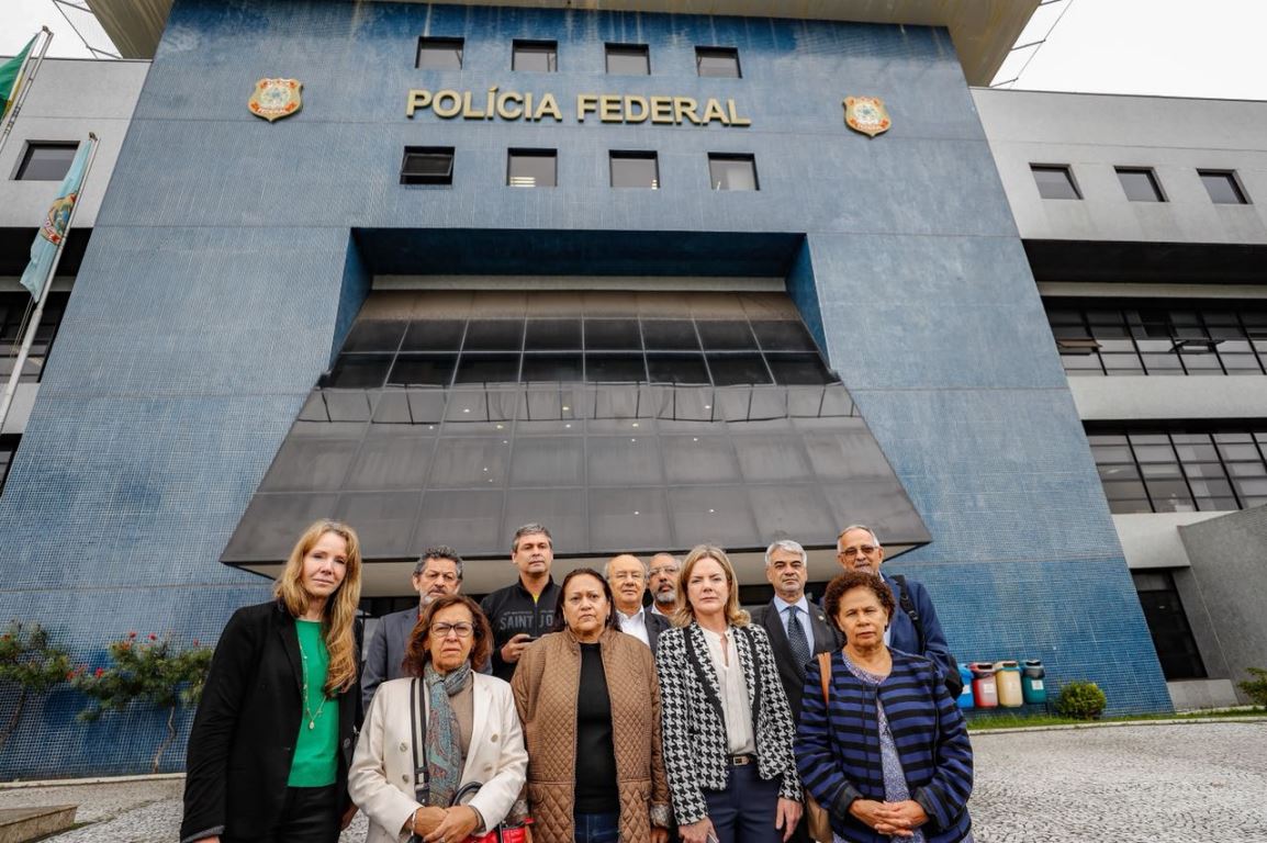 Comissão de senadores que visitou o ex-presidente Lula