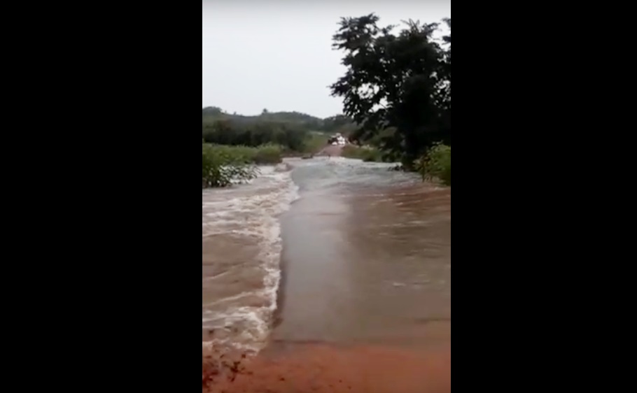 Trecho da BR 222 alagado