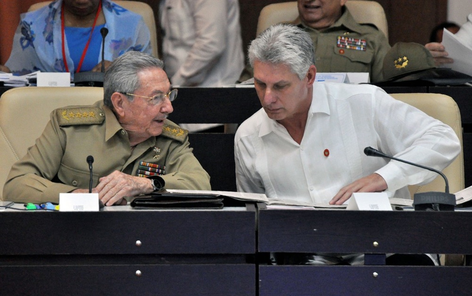 Raúl Castro e Miguel Díaz-Canel a direira