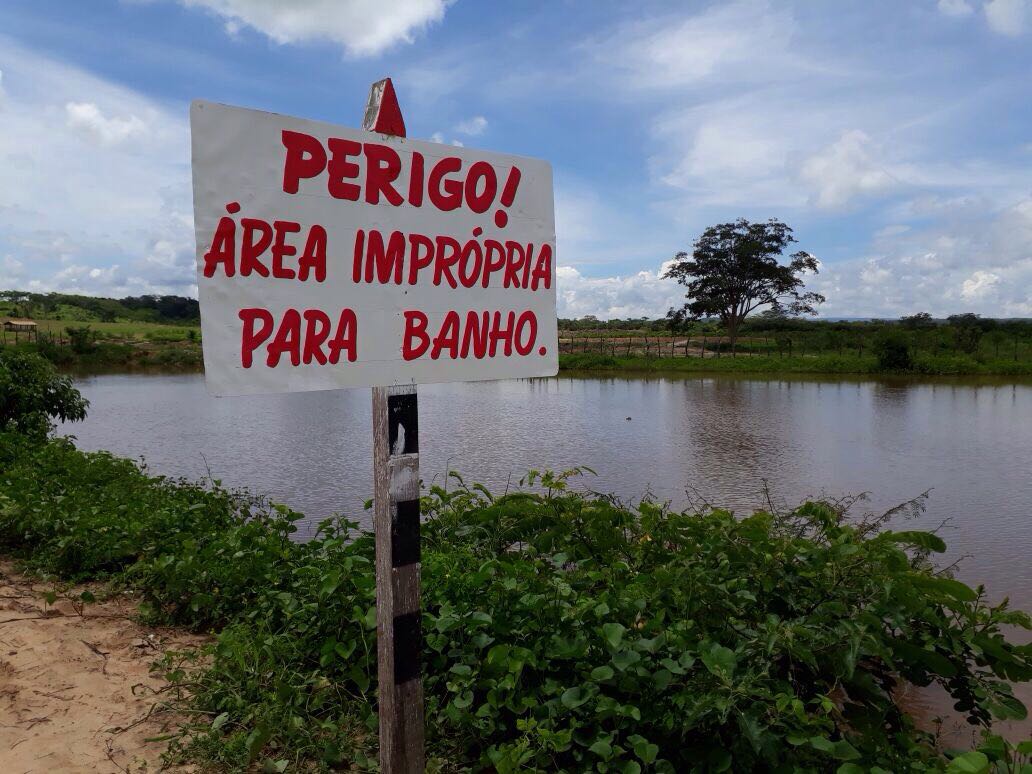 Placa informa para o risco à população