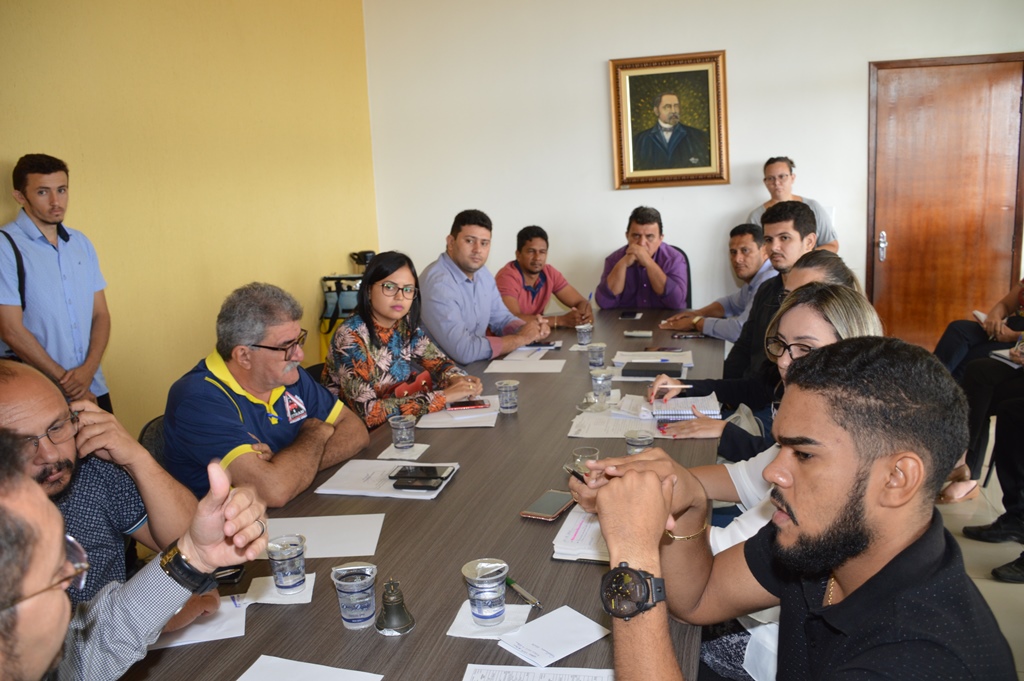 Padre Walmir anuncia inauguração de obras.