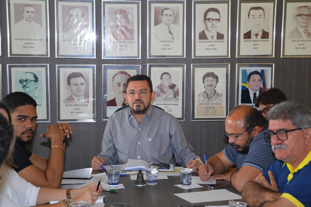 Padre Walmir comanda reunião do secretariado