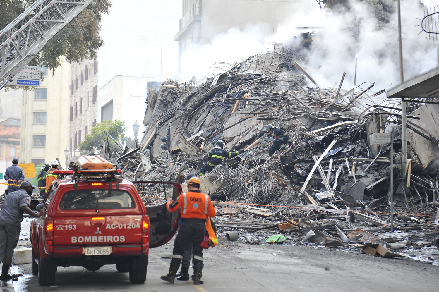 Escombros do prédio que desabou no centro de São Paulo