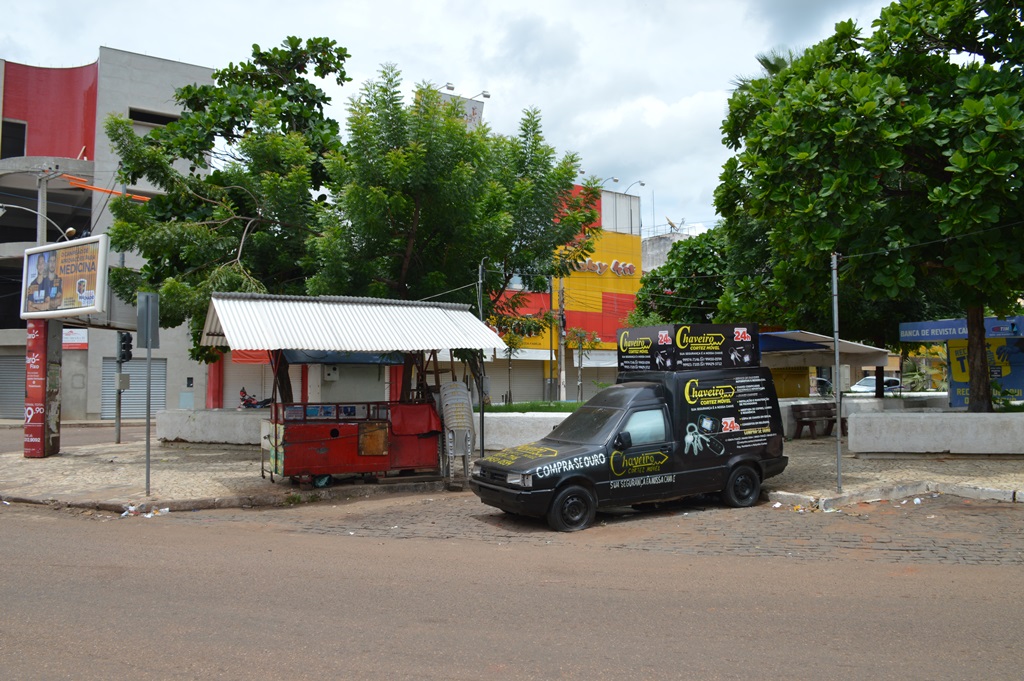 Trailers e quiosques serão removidos da praça Félix Pacheco