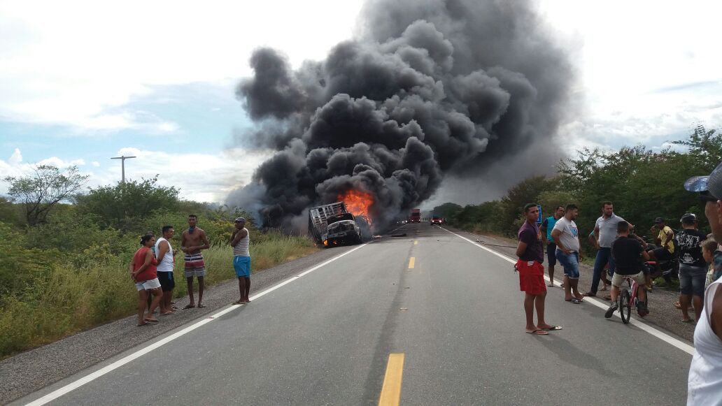 Caminhão pega fogo na BR-407