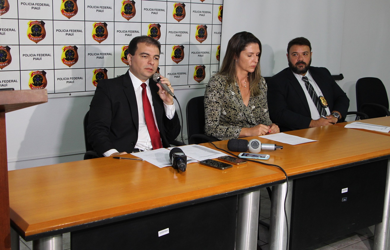 Coletiva de imprensa na sede da Polícia Federal