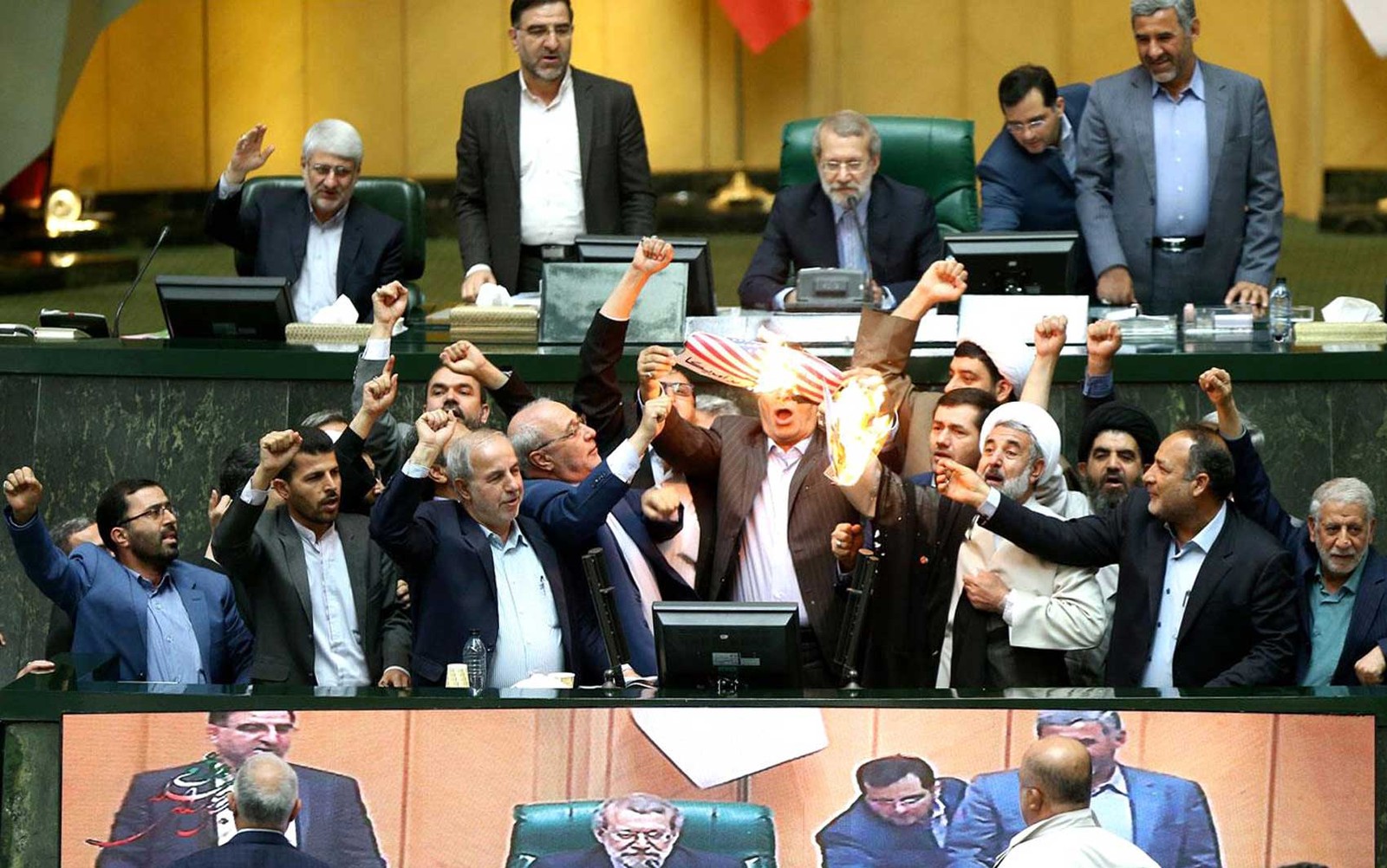 Parlamentares iranianos queimam a bandeira dos EUA após quebra de acordo nuclear