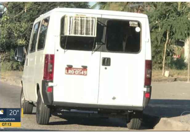 Van é flagrada circulando com ar-condicionado doméstico instalado no Rio