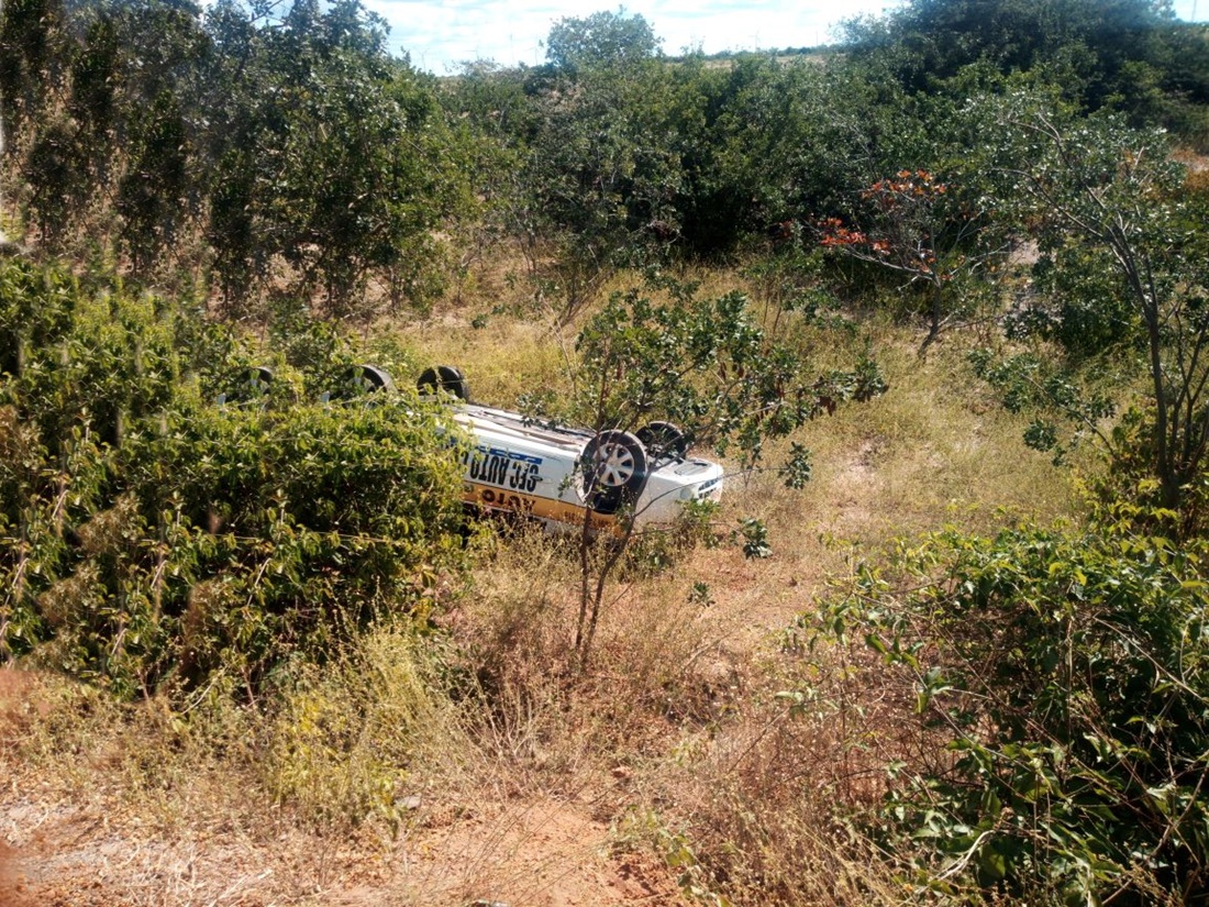 Veículo de auto escola capota na PI 142