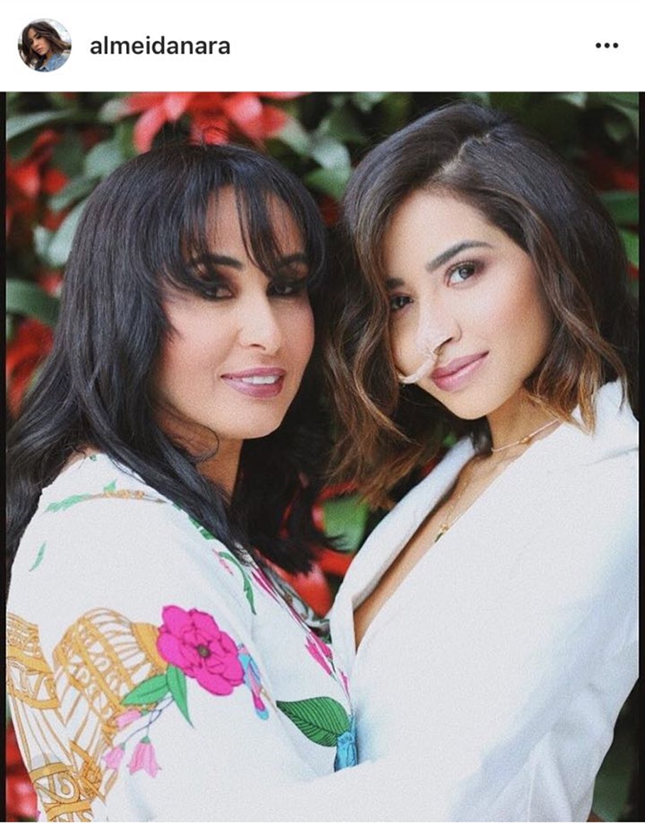 Nara Almeida e a mãe Eva Maria 
